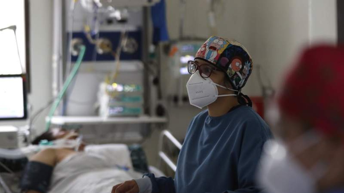 Sanitarios atienden a un paciente con respirador en un hospital. MAURICIO DUEÑAS CASTAÑEDA