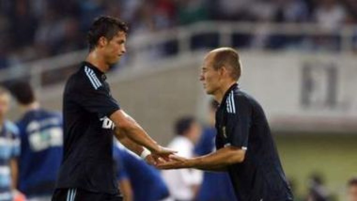 Robben saluda a Cristiano Ronaldo durante un partido.