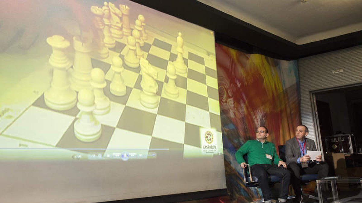 León fue escenario ayer de la segunda jornada del seminario de ajedrez. FERNANDO OTERO