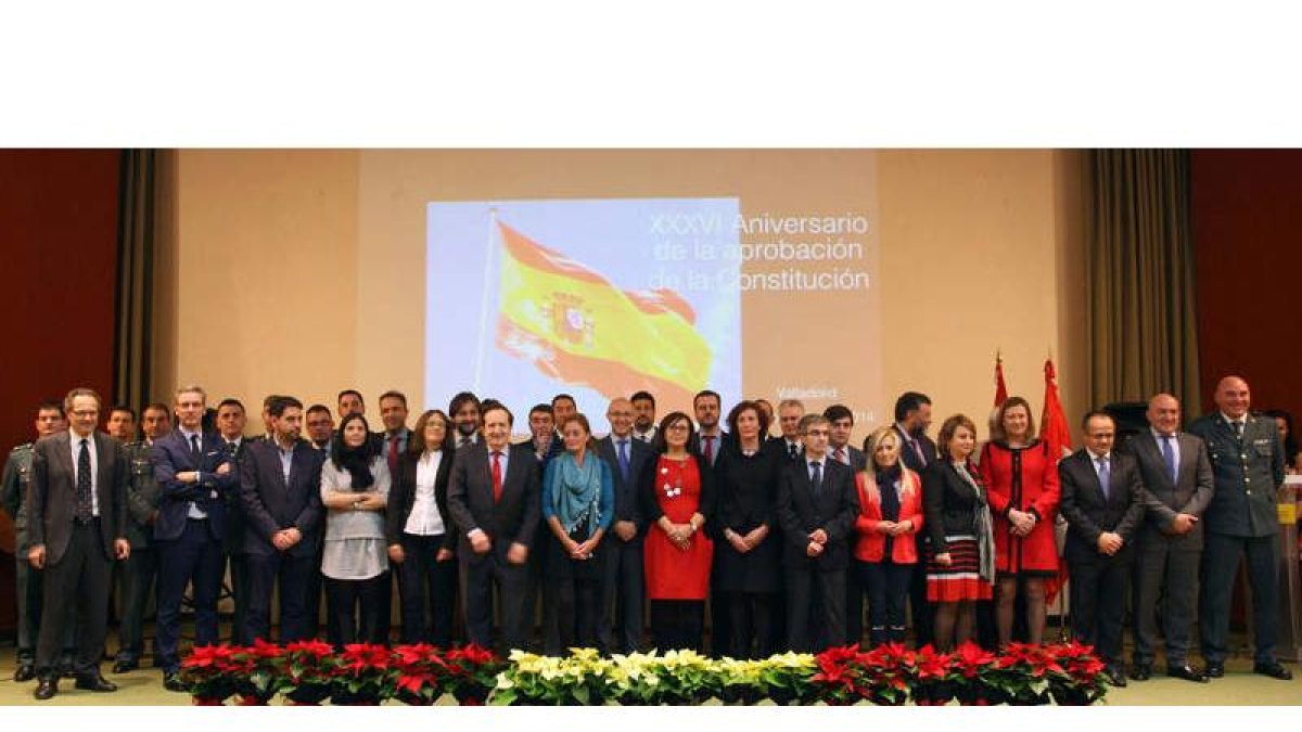 Foto de familia de los representantes institucionales y los participantes en el acto celebrado ayer en Valladolid.