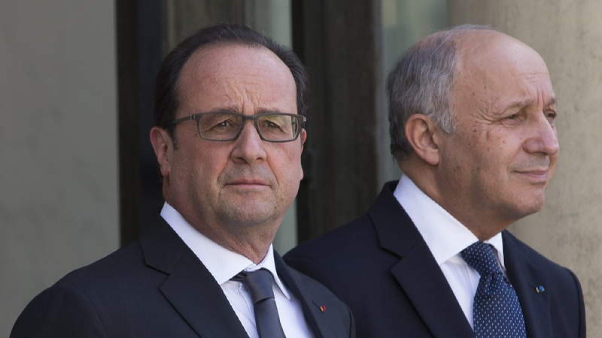 Hollande y el ministro de Exteriores francés, Fabius.
