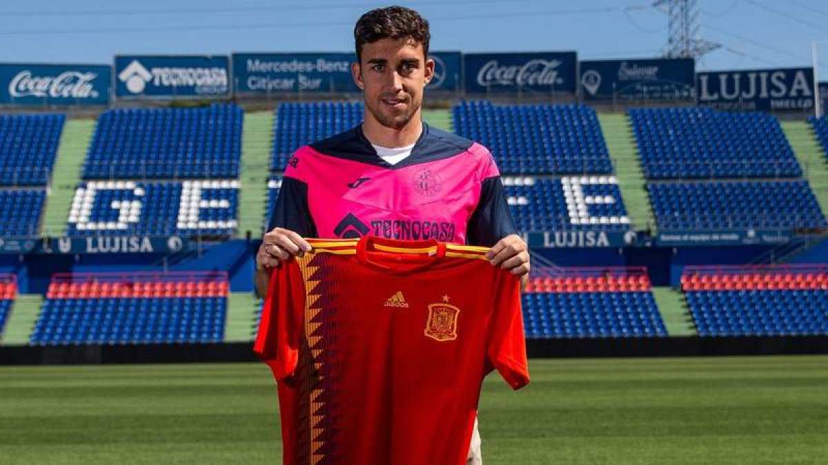 El delantero del Getafe Jaime Mata posa con la camiseta de la selección española. RODRIGO JIMÉNEZ