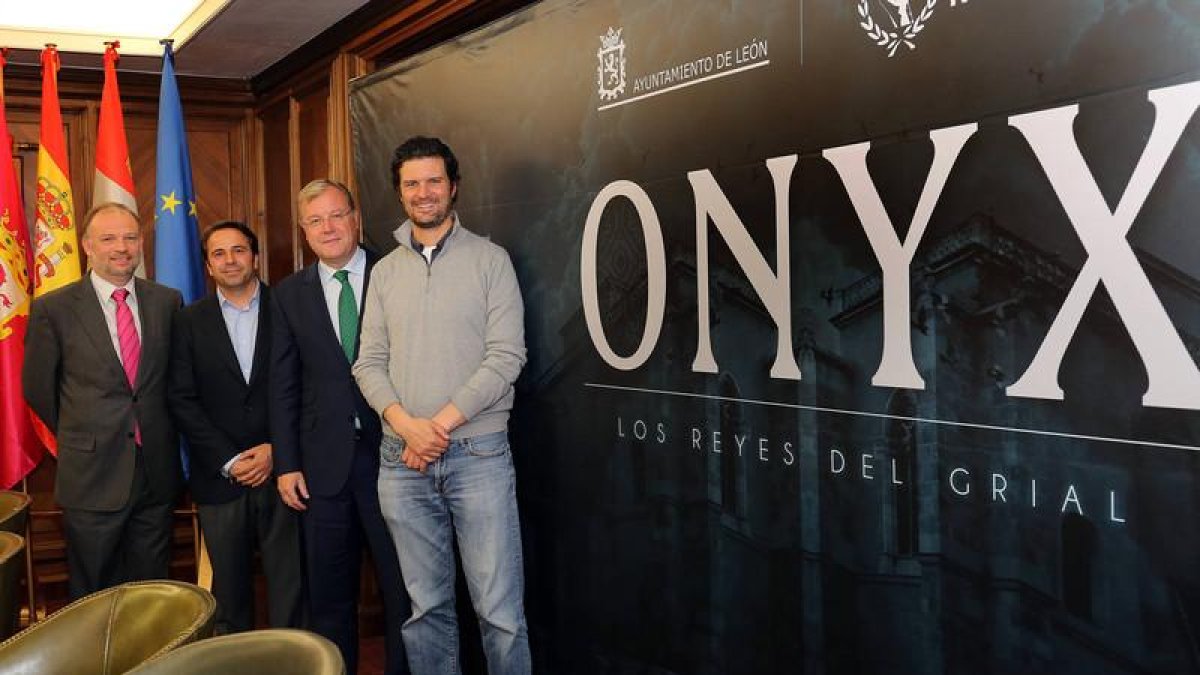 Los productores, el alcalde de León y el director del documental, Roberto Girault, en la presentación esta mañana en el Ayuntamiento de León.