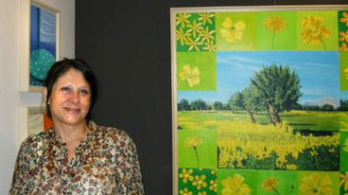 Marietta Negueruela junto a una de sus obras.
