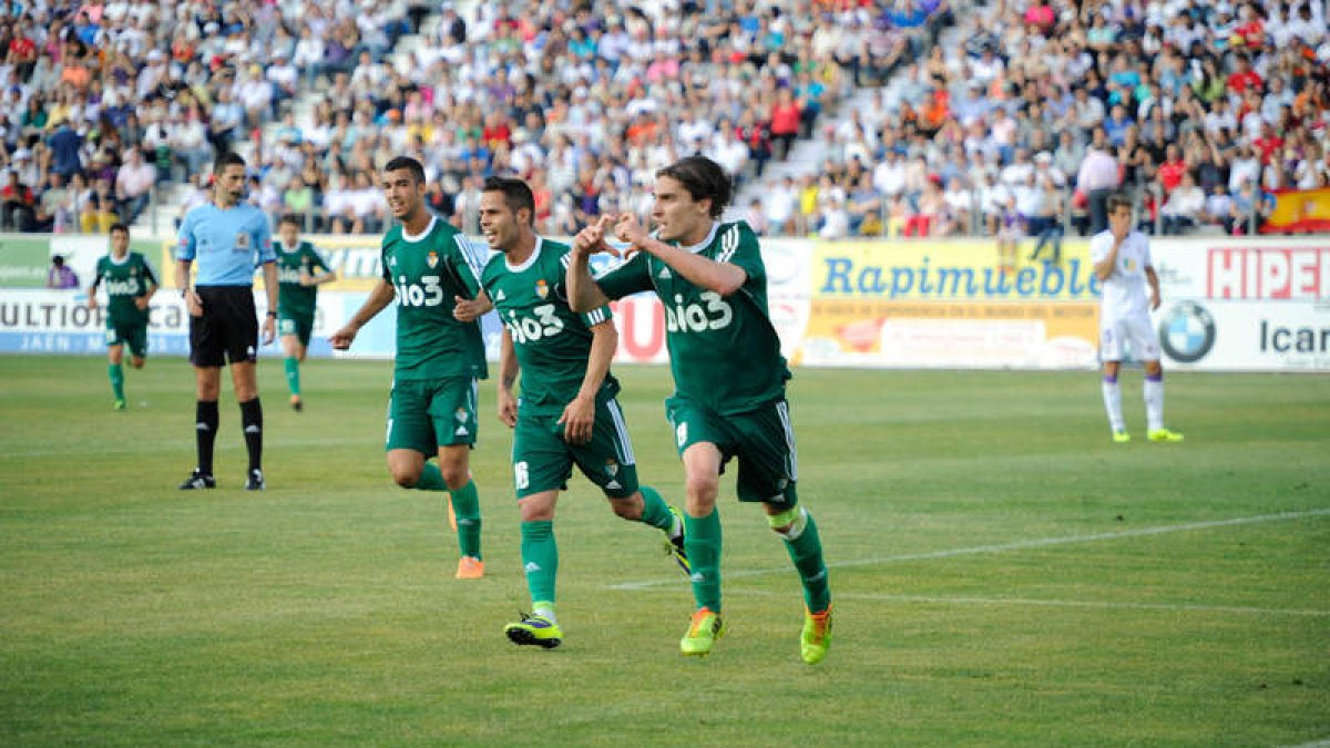 Berrocal celebra con rabia el tanto conseguido en La Nueva Victoria ante el Real Jaén, que a la postre le daría a su equipo los tres puntos en juego y la permanencia virtual en Segunda División
