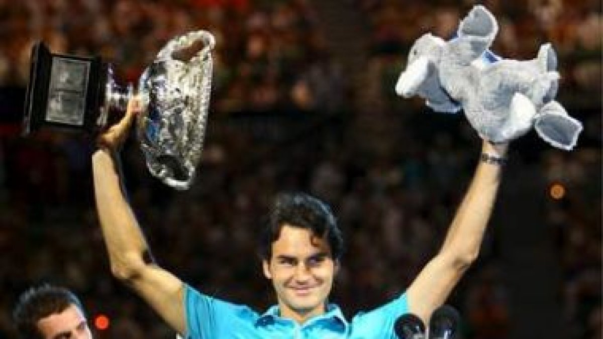 Roger Federer levanta el trofeo que le acredita como campeón del Abierto de Australia.