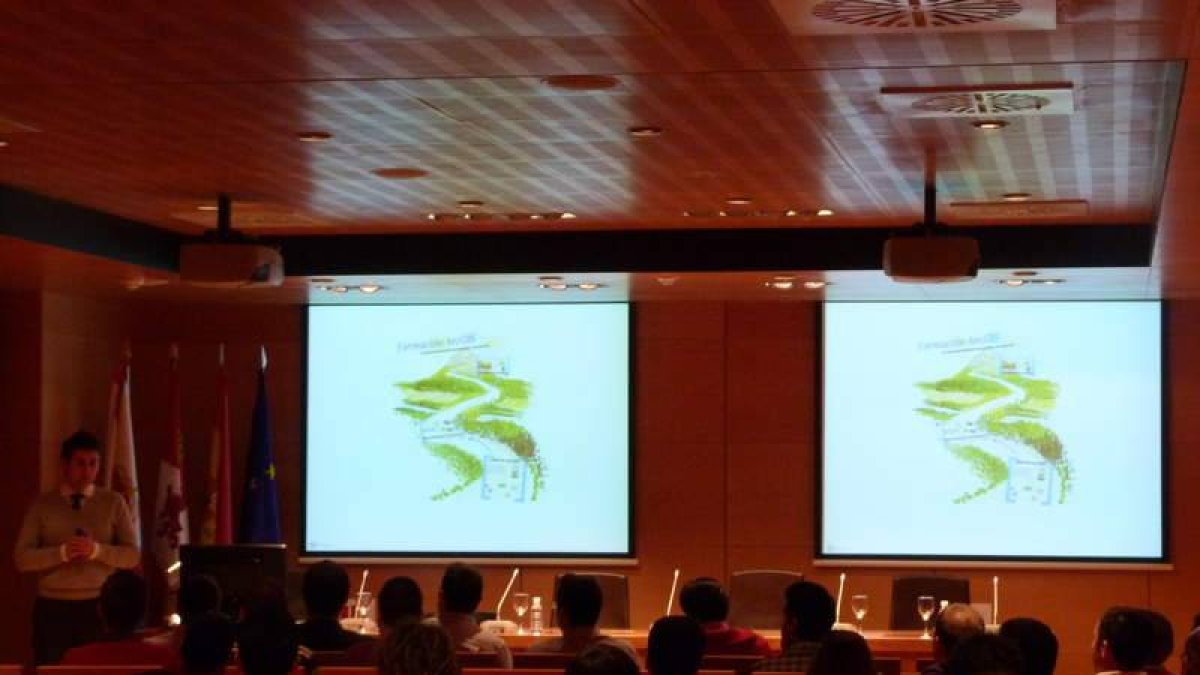 Uno de los expertos imparte su charla en la sede de la Ciuden.