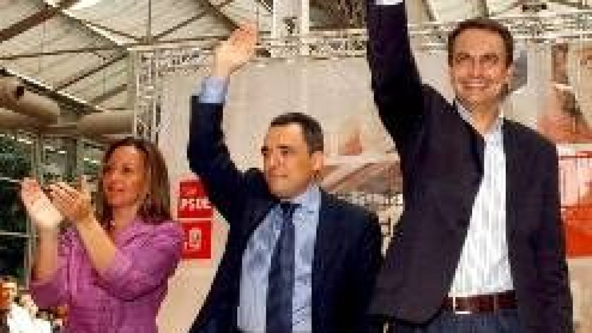 Simancas entre Trinidad Jiménez y Rodríguez Zapatero el domingo en el mitín de Parla