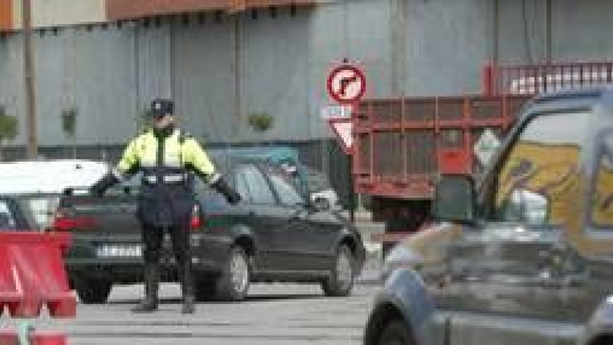 La regulación de la circulación precisó casi permanentemente de la vigilancia de la Policía Local