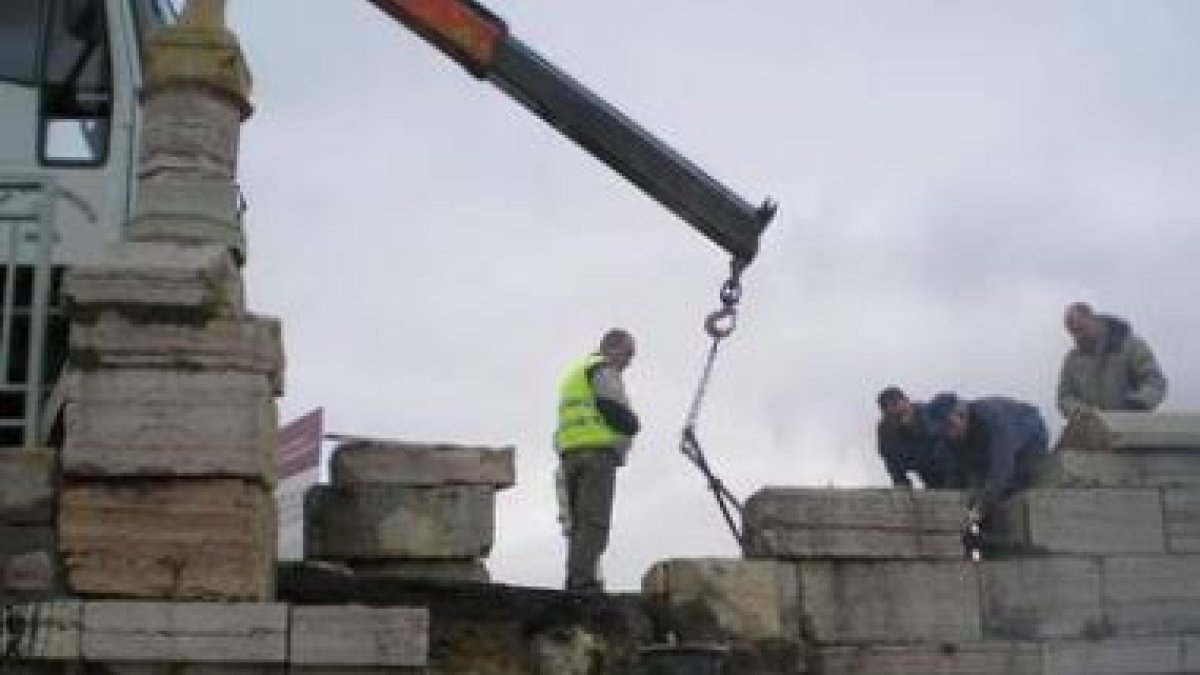 Los trabajos se iniciaron ayer en Puente Castro.