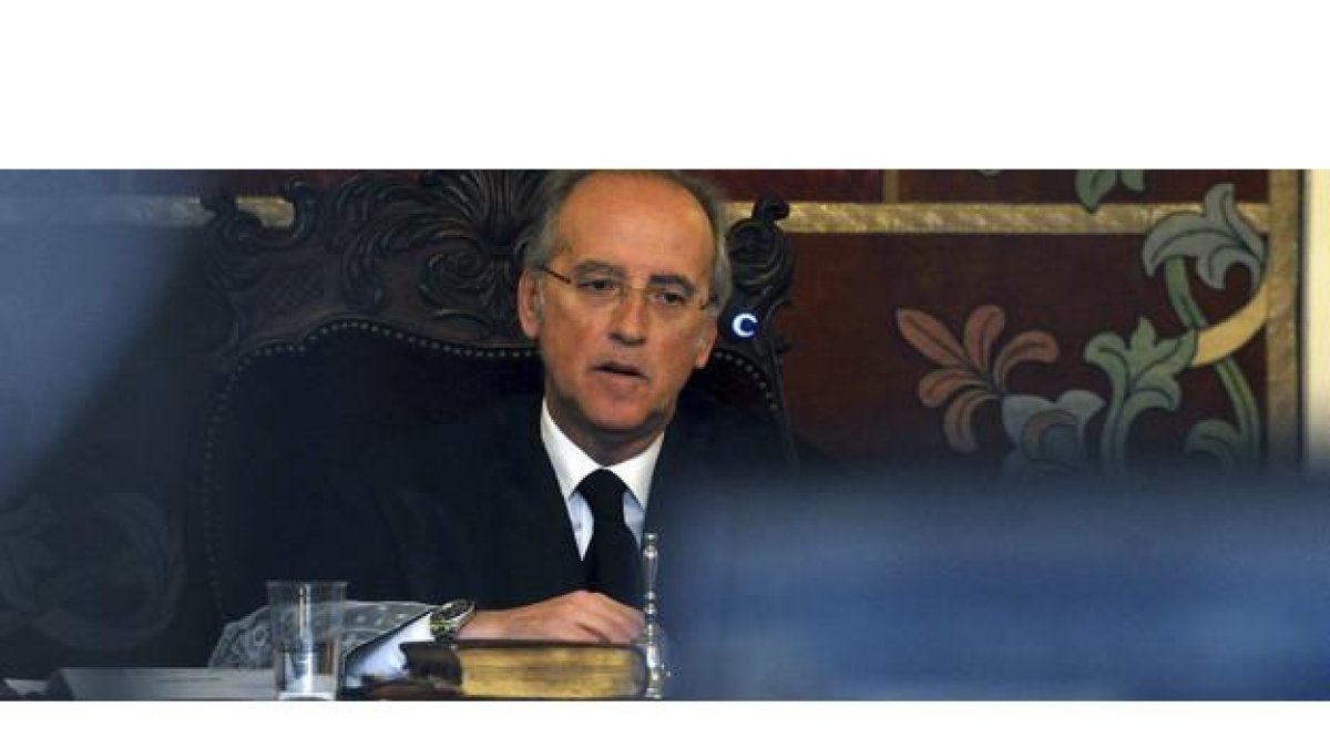 Carlos Álvarez, el magistrado que preside el tribunal popular se dirige a los miembros del jurado antes de que comenzara la deliberación