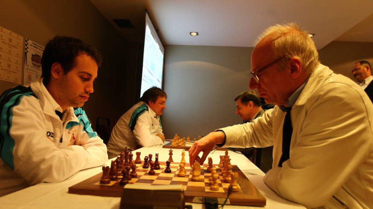 Dos participantes en el Open durante la jornada de ayer.