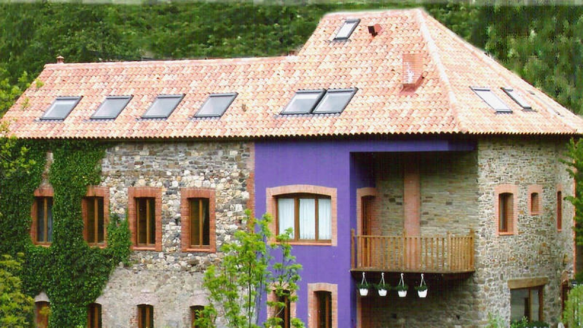 Exterior, instalaciones interiores y patio del molino de Serrilla de Torío.