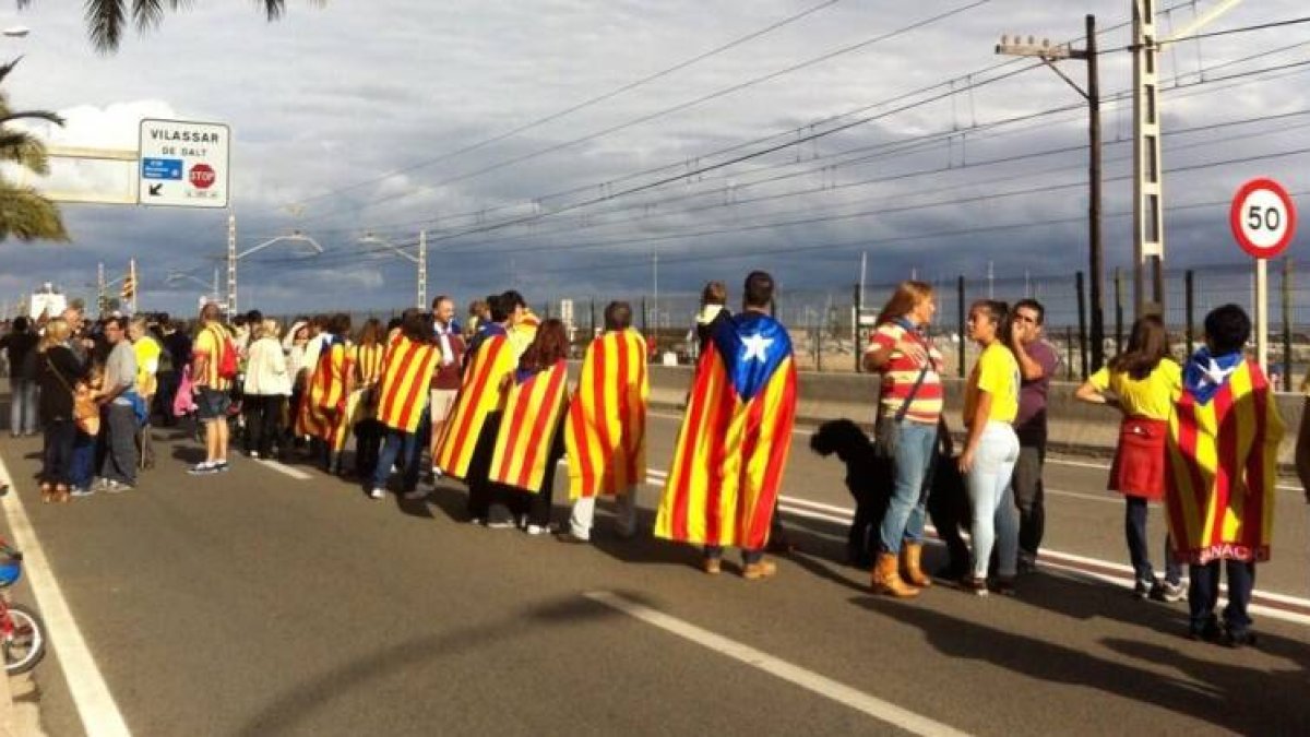Varios catalanes participando en la cadena humana de hoy.