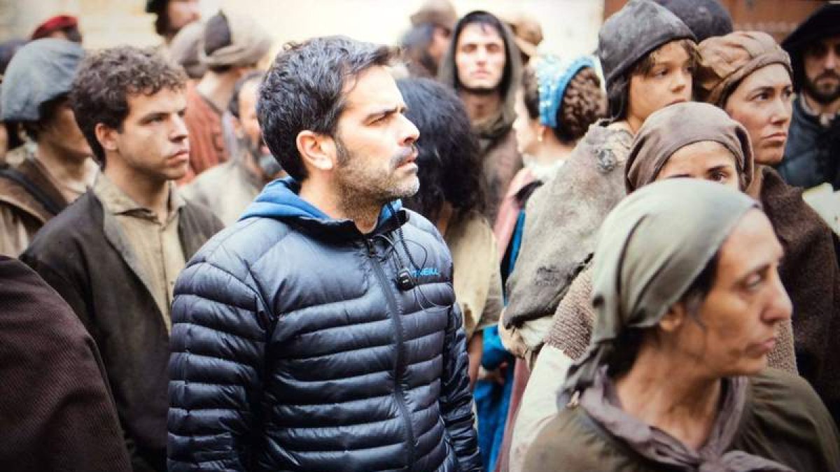 El ayudante de dirección Guillermo Navajo, rodeado de figurantes de la nueva serie de Movistar ‘La peste’. JULIO VERGNE