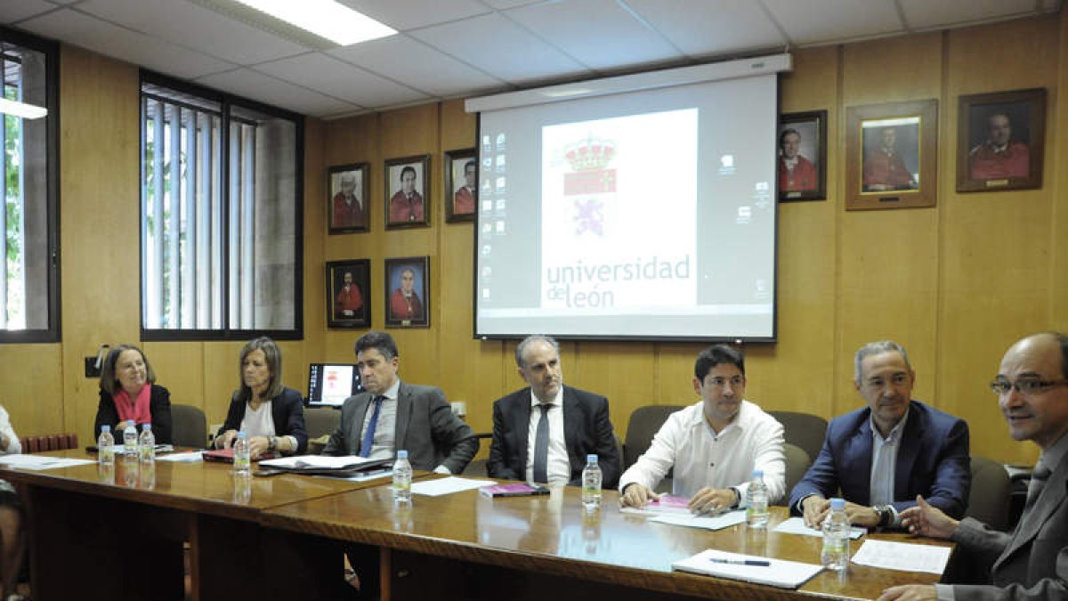 La primera ponencia de las Jornadas de salud mental de los trabajadores, celebrada en la Universidad de León. JAVIER SUÁREZ-QUIÑONES