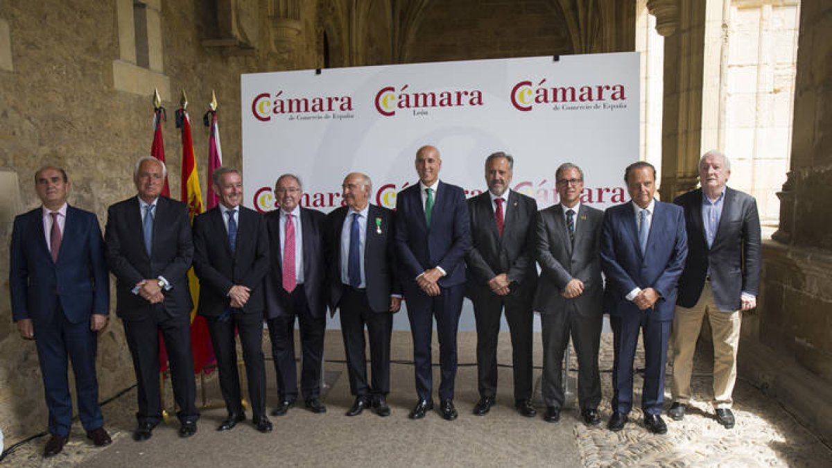 Lamelas, con las autoridades que acudieron al homenaje. FERNANDO OTERO