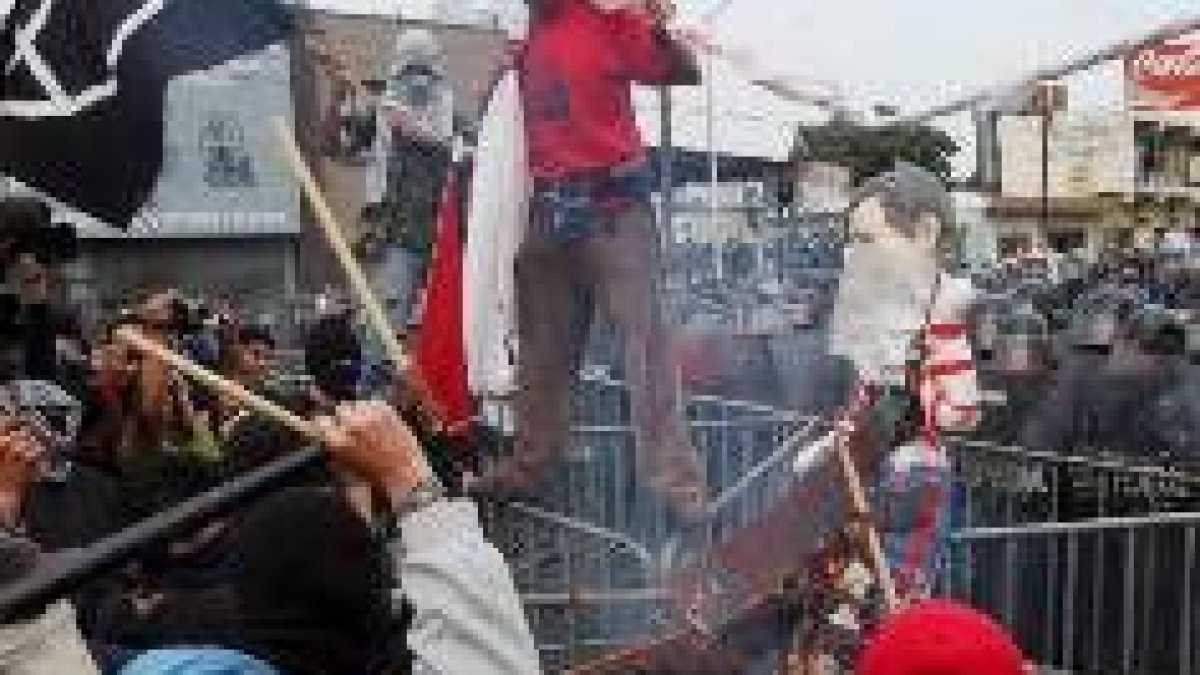 Activistas antiglobalización protestan por la Cumbre de las Américas en Monterrey
