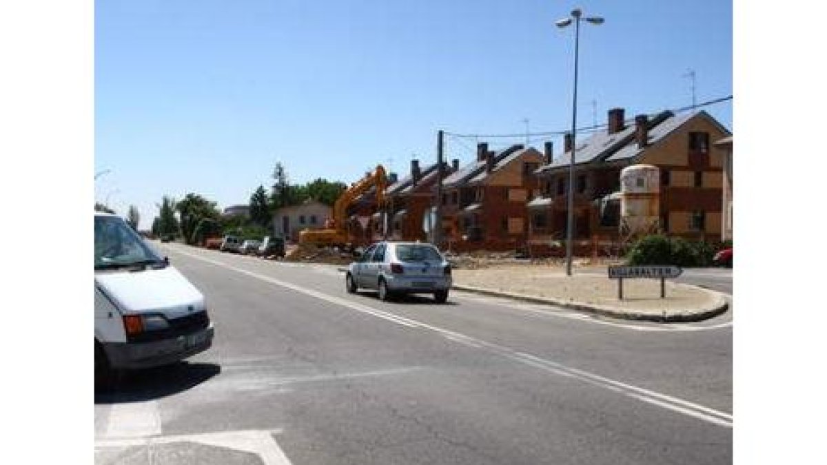 Acceso a Villabalter donde se construirá la rotonda.
