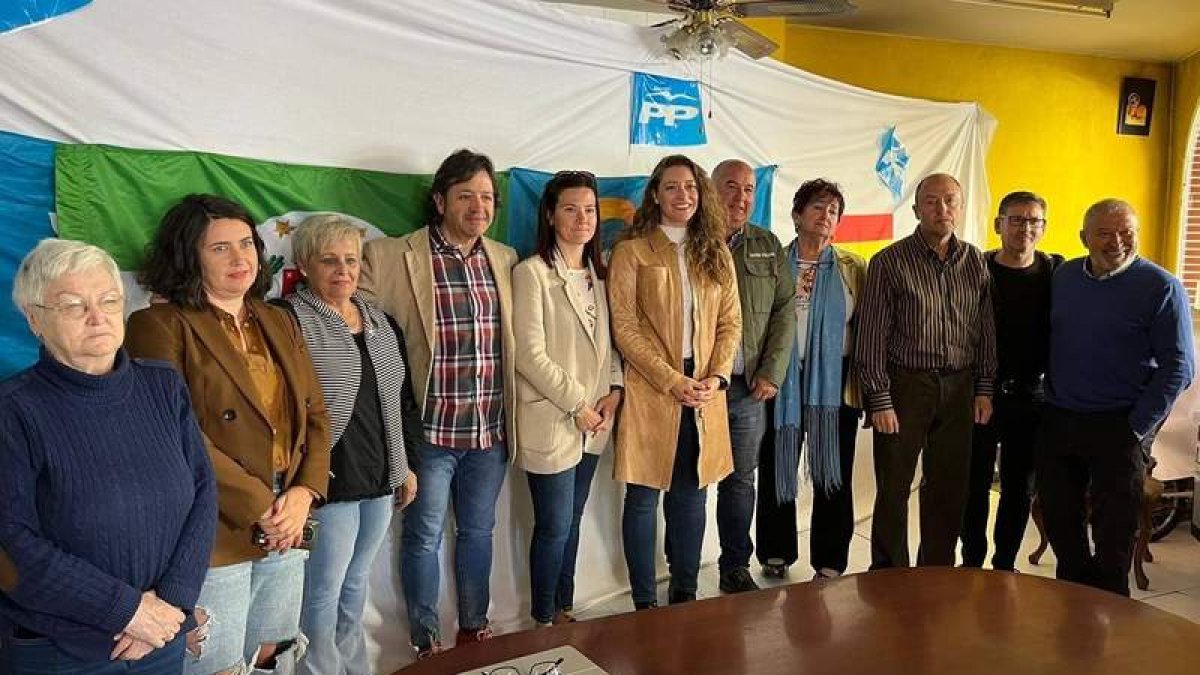 Roberto González y Ester Muñoz con los miembros de la lista popular. DL