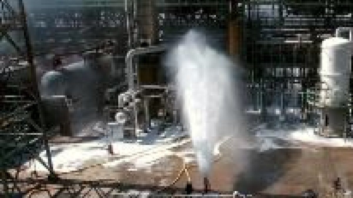 Los bomberos de la refinería tardaron más de media hora en sofocar el incendio