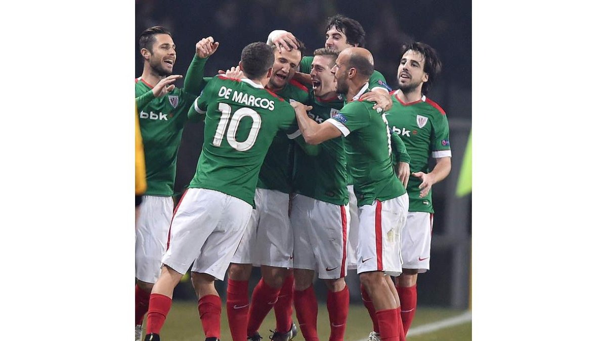 Los jugadores del Athletic felicitan a Gurpegui tras el empate.