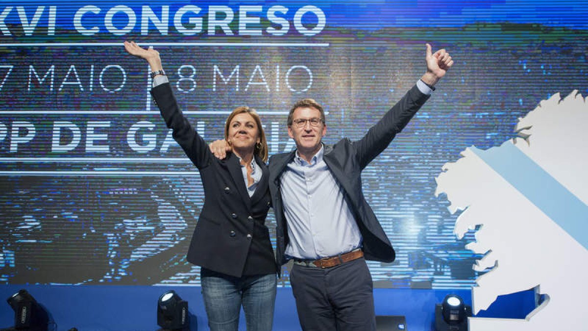 Cospedal y Núñez Feijóo, durante el XVI Congreso Autonómico celebrado ayer en Orense. BRAIS LORENZO