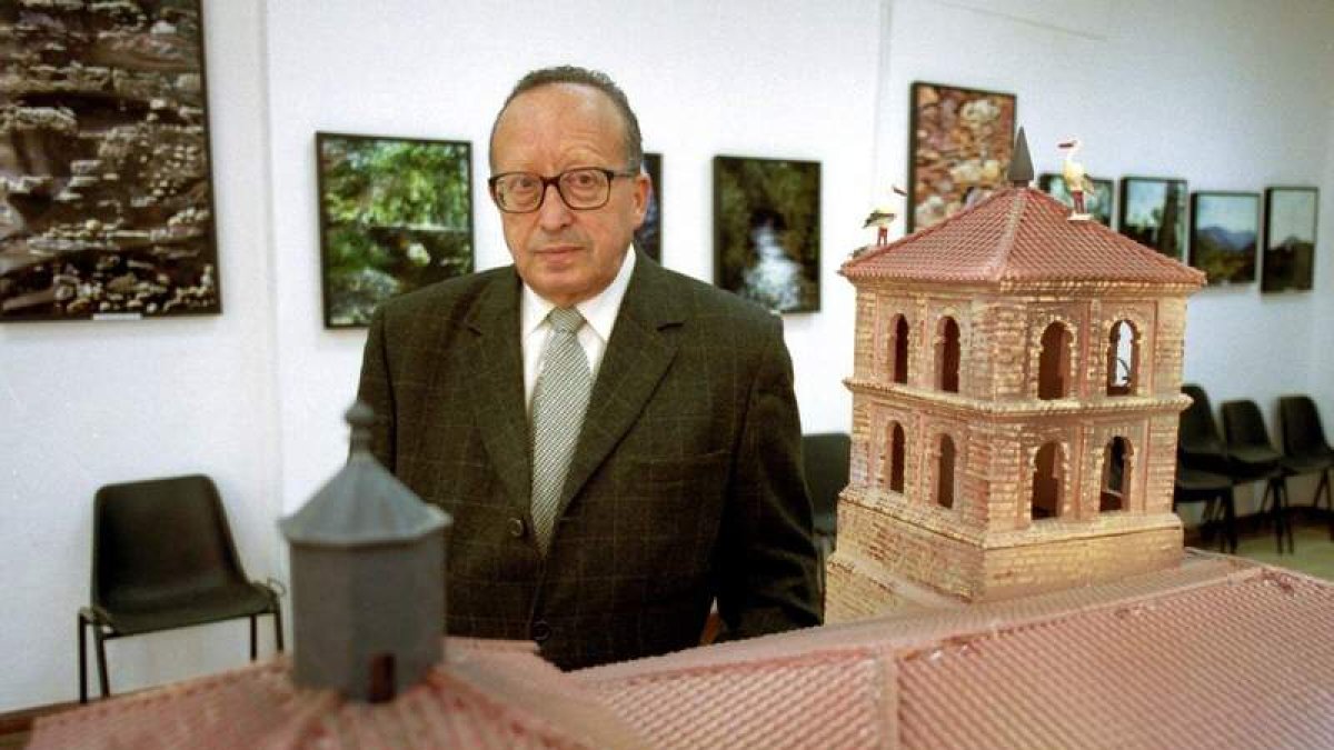 Imagen de archivo de Antonio Alonso-Cortés durante una exposición sobre el Camino de Santiago. ACACIO