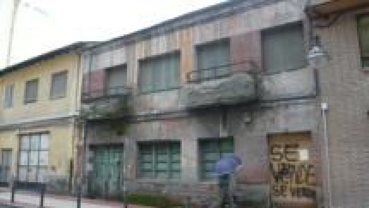 El inmueble abandonado se encuentra en la céntrica calle Fueros de León de Ponferrada