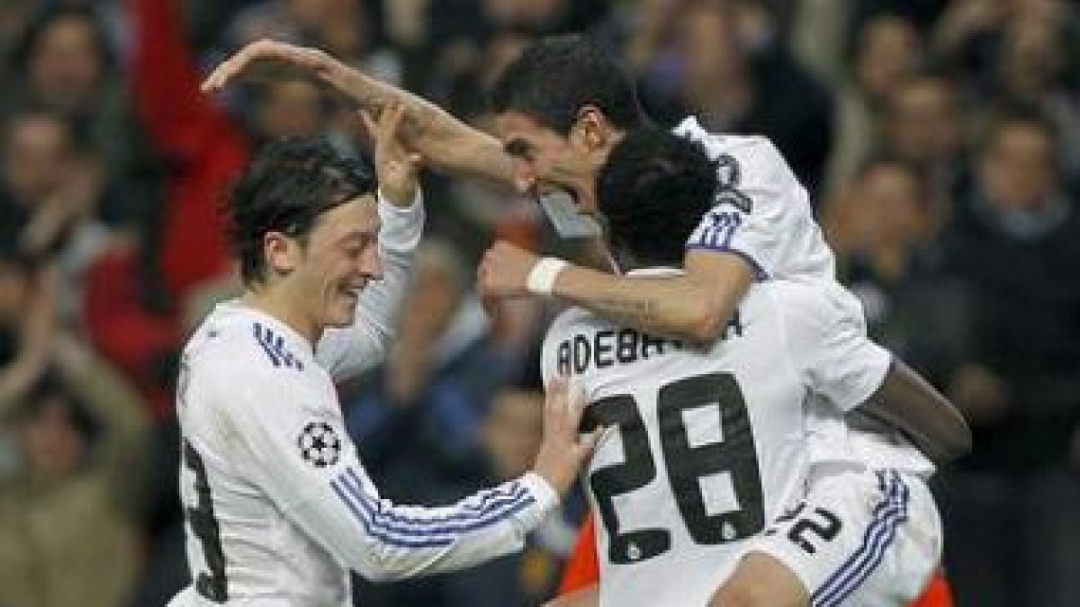 El genial pase de Özil (izquierda) sobre Di María, al que abraza Adebayor, sentenció la eliminatoria
