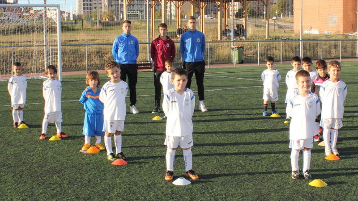 Formación del equipo del CDF Peña que el próximo sábado debuta en la competición de debutantes. DL