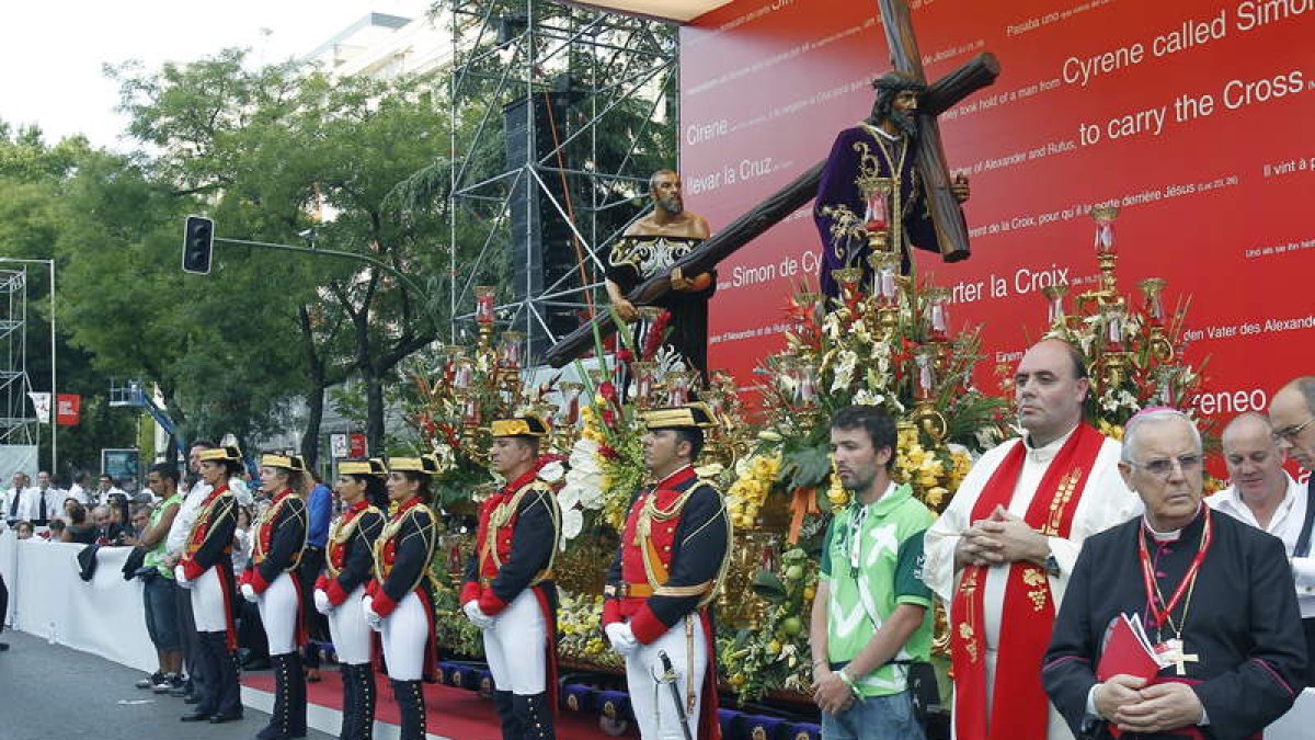 Guardias civiles de León con traje de gala escoltaron el Nazareno.
