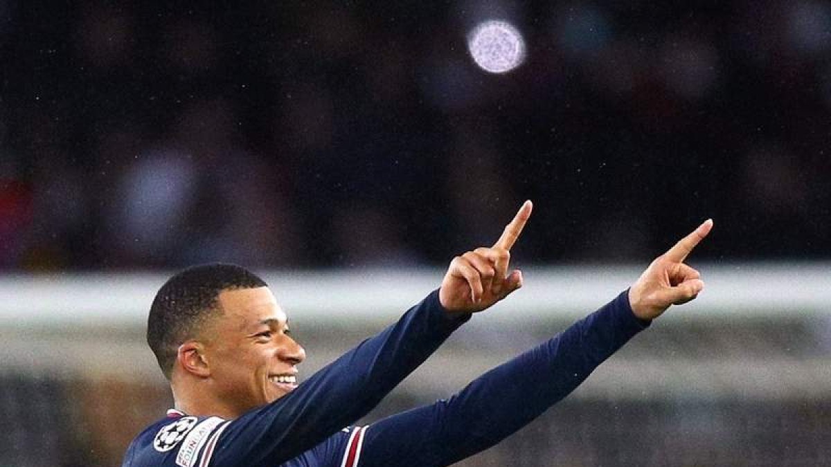 Kylian Mbappé celebra su gol al Real Madrid, el equipo al que apunta a partir de junio. YOAN VALAT