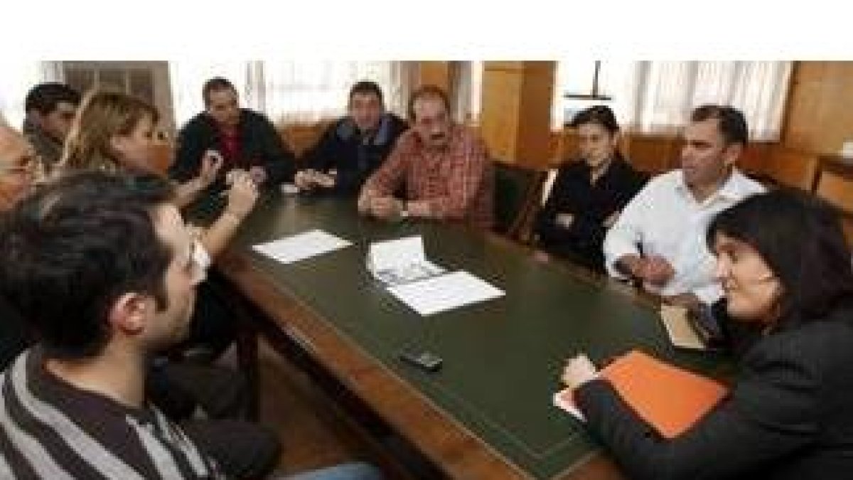 La concejala de Consumo, a la derecha, se reunió ayer con los entradores de ganado