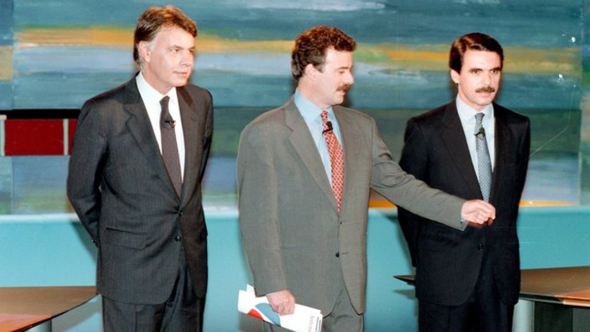 Felipe González y José María Aznar, junto a Manuel Campo, moderador del debate cara a cara entre los candidatos a la presidencia del Gobierno en el 1993.