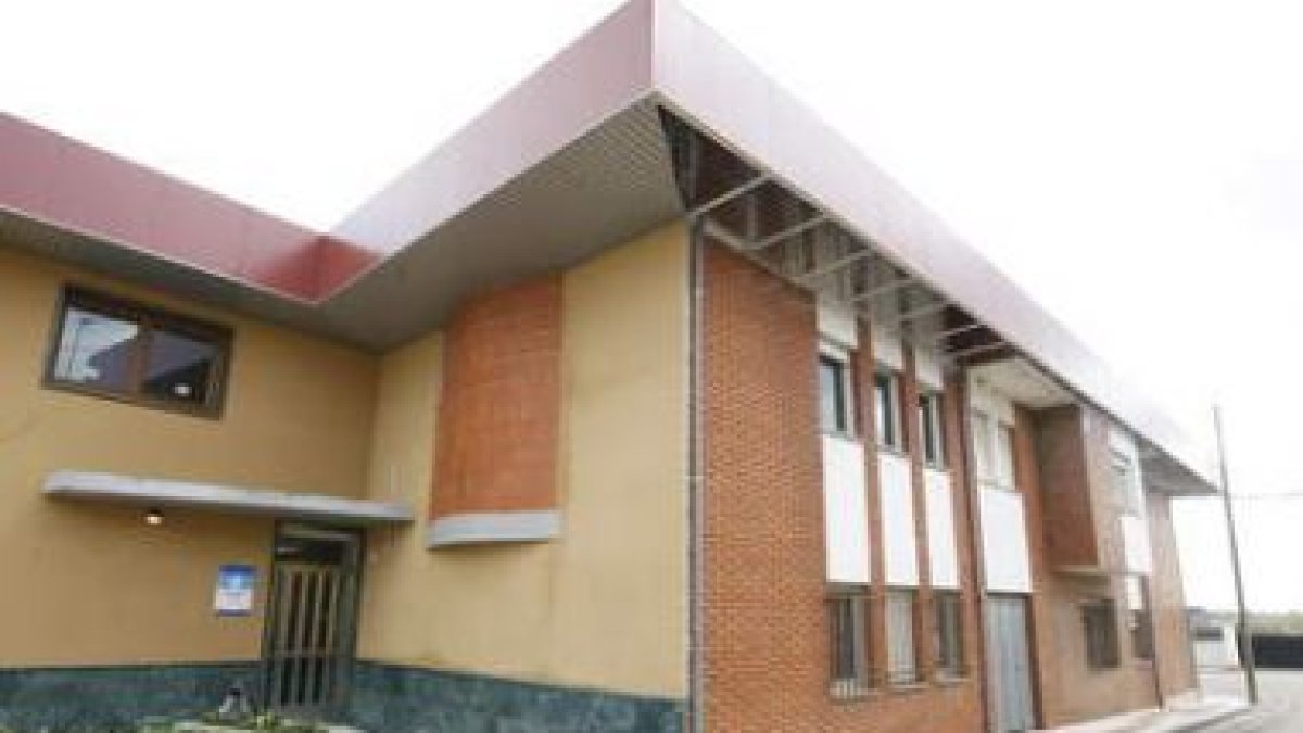 Valverde de la Virgen cuenta también con un consultorio médico.