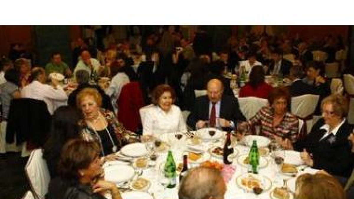 La asistencia a la cena organizada por los cocineros en beneficio de la Asociación contra el Cáncer