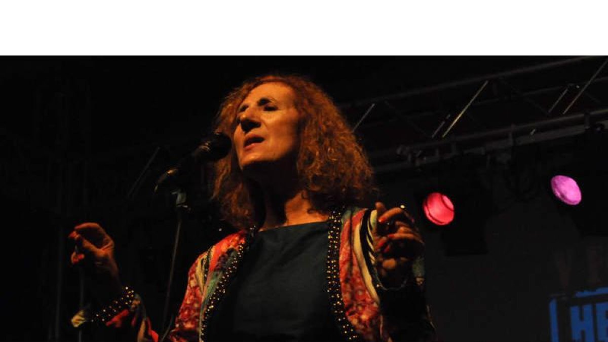 La polifacética cantante leonesa Cova Villegas, que ha compuesto, con Delta Galgos, la música de ‘Blues castellano’. DL
