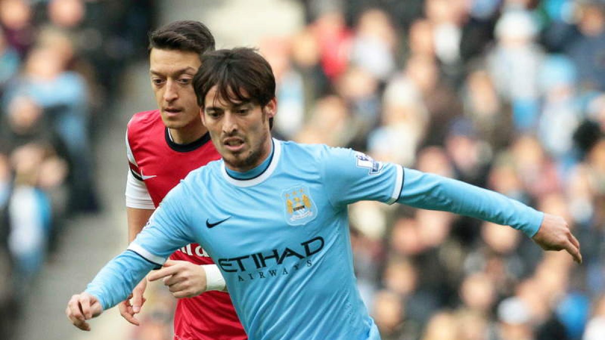 Özil, desaparecido, y Silva, fundamental, en el partido entre el City y el Arsenal.