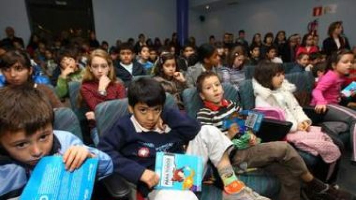Los escolares hablaron sobre los derechos de los niños en el salón de plenos y después preguntaron a