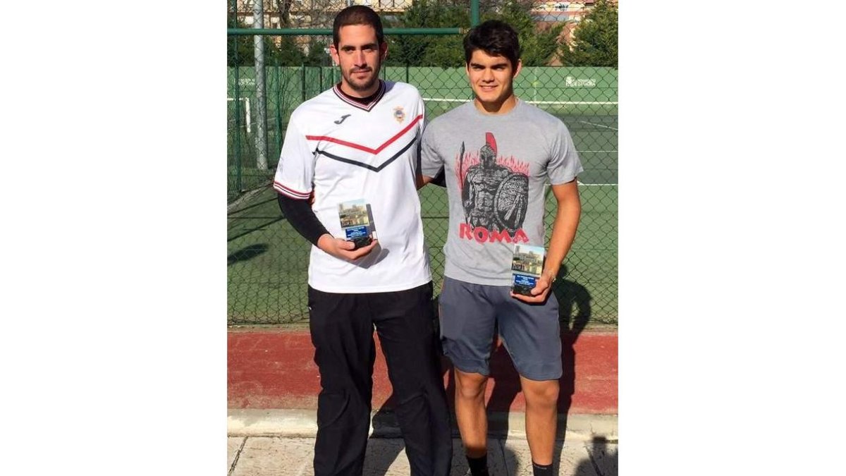 Alberto Rodríguez y Jorge Blanco posan con sus respectivos trofeos tras disputar la gran final.