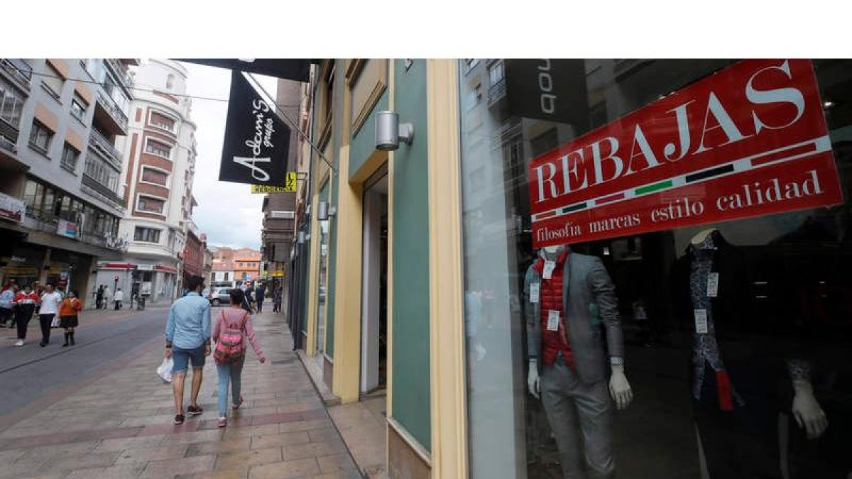 El pequeño comercio arrancó la campaña de rebajas el jueves, como muestra la imagen. RAMIRO