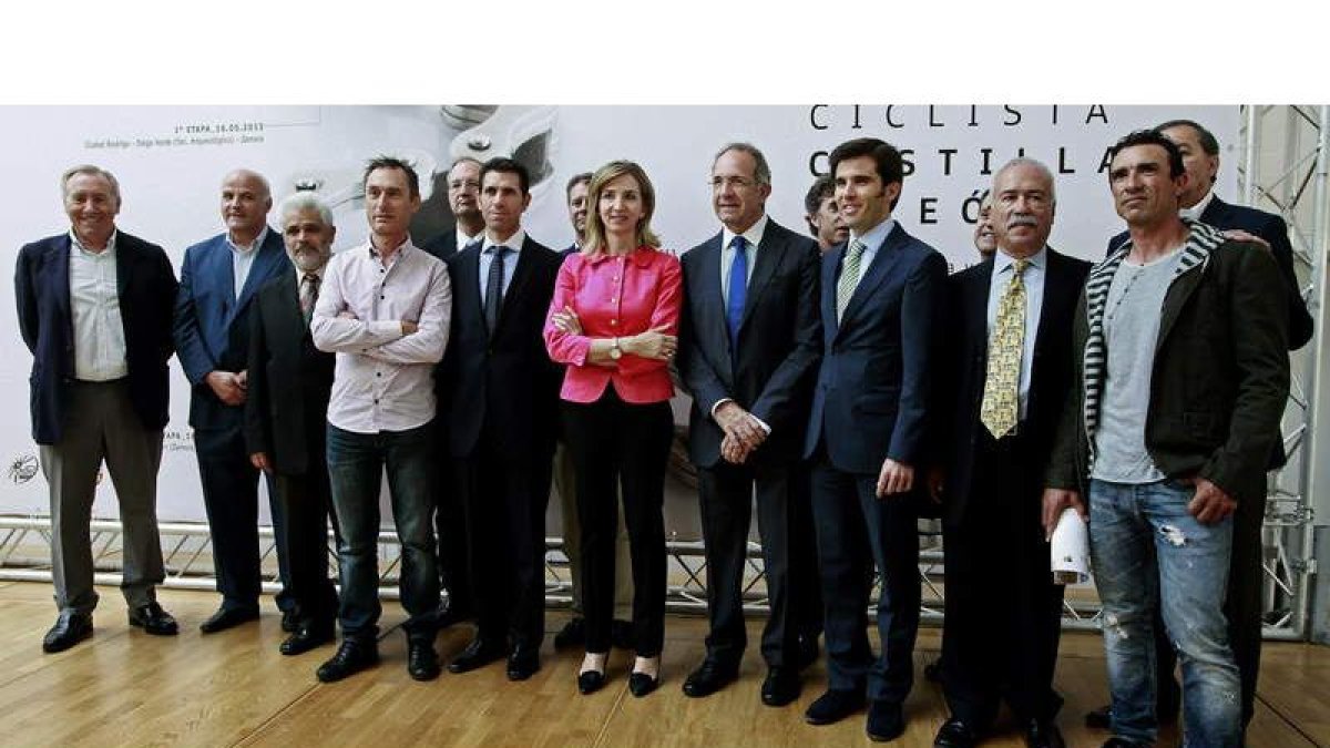 Alicía García junto Lahuerta, Cerrón, Coca, Mínguez y el concejal de Bembibre, Serafín Vázquez.