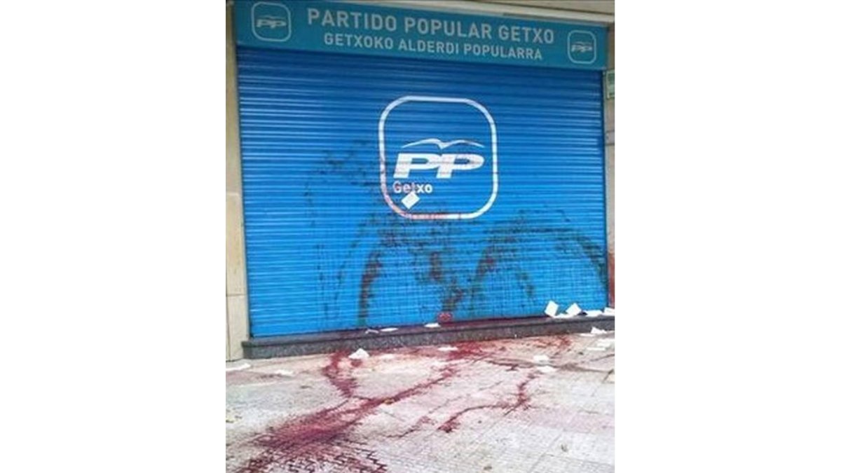 La sede del PP en el barrio de Las Arenas de Getxo (Vizcaya), atacada este martes, 26 de noviembre, por la 'kale borroka'.
