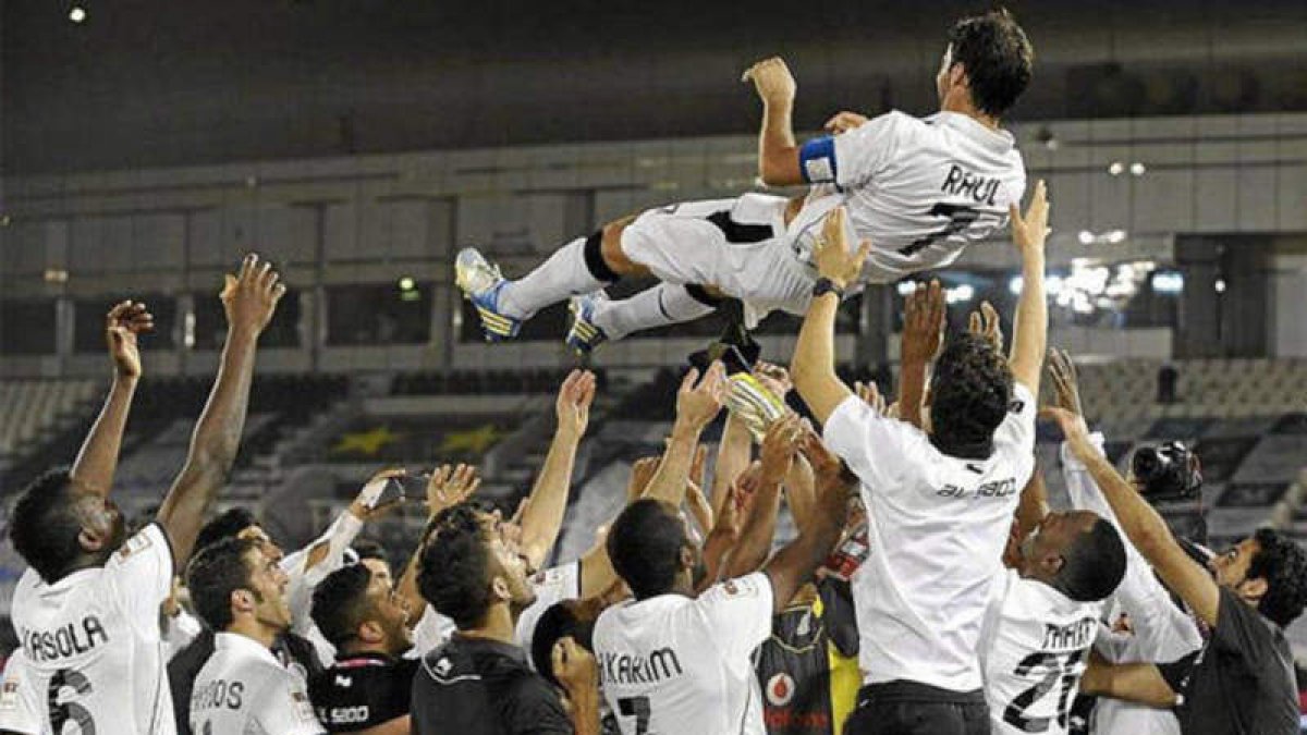 Los jugadores del Al Sadd mantean a su compañero, Raúl González.