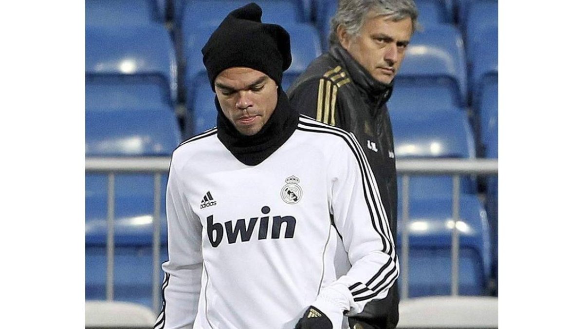 Pepe, con Mourinho detrás, en un entrenamiento.