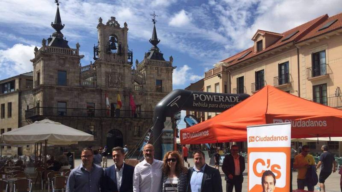 Bueno y Fuentes ayer frente al consistorio maragato. DL