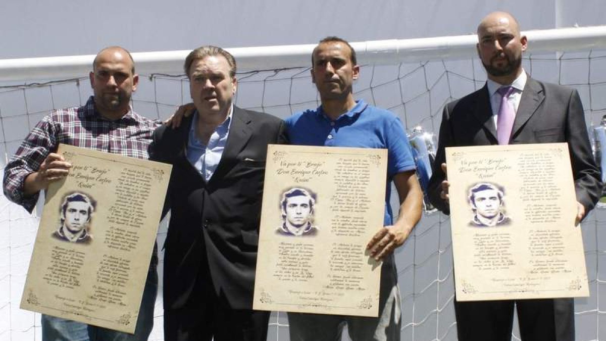 Los hijos de Quini (Óscar, Enrique y Jorge), junto a Luis Alonso ‘Bali’, segundo por la izquierda. CAMPOS
