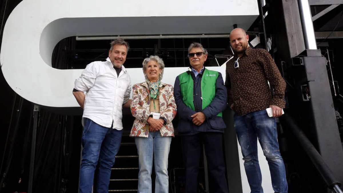 Luis Parada, uno de los dirigentes de la orquesta, Montse Gutiérrez y Pedro Fernández Olivera, de la Asociación Contra el Cáncer y Juan Pedro Gozález, de 4G Producciones. MARCIANO PÉREZ