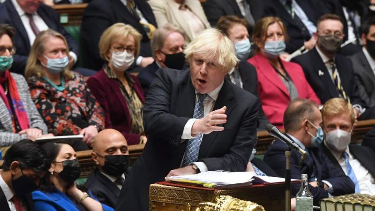 Boris Johnson, ayer, en la Cámara de los Comunes, se enfrenta a propios y ajenos. JESSICA TAYLOR